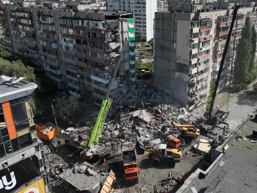 Kyiv sous une frappe massive russe : morts, blessés et destructions dans des quartiers résidentiels / Service national des situations d'urgence de l'Ukraine