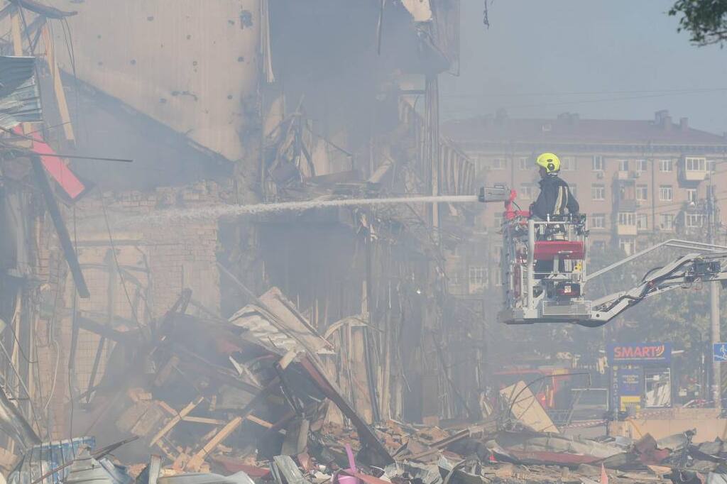 Attaque massive russe contre Kyiv : des morts et des dizaines de blessés / Service national des situations d'urgence