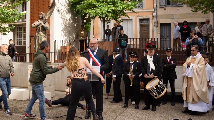 Des militantes Femen perturbent une cérémonie en hommage à Jeanne d’Arc à Carcassonne / afp