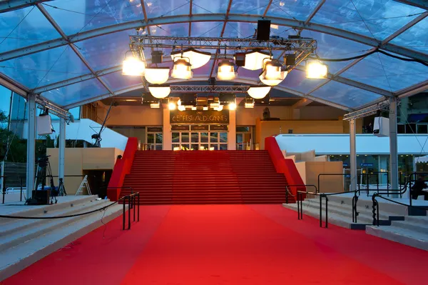 Cannes 2026 : Adam Driver, Scarlett Johansson et le nouveau film de Quentin Dupieux parmi les temps forts de la journée / depositphotos