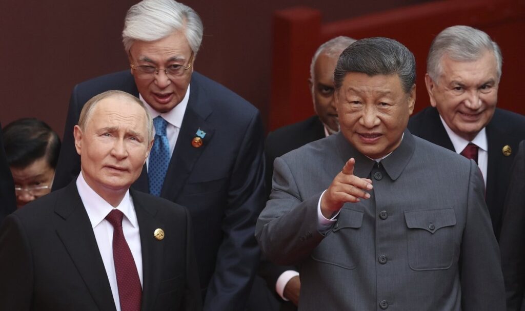 Xi Jinping aurait indiqué à Trump que Poutine pourrait regretter la guerre contre l’Ukraine / AP