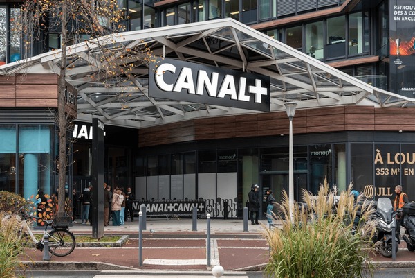 Canal+ et l’influence sur l’industrie du cinéma : en France, le débat sur la concentration du pouvoir médiatique refait surface / shutterstock