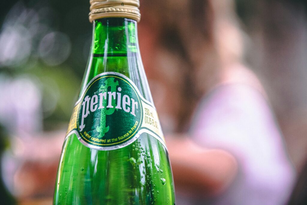 Perrier de nouveau au cœur d’une polémique : des millions de bouteilles d’eau bloquées ou détruites en France / unsplash