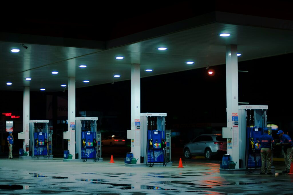 En France, une autorisation spéciale a été délivrée pour les camions-citernes afin de stabiliser l'approvisionnement en carburant / unsplash