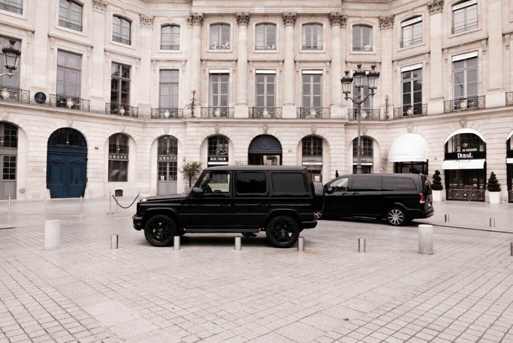 Plus de 20 voitures de luxe volées dans un dépôt automobile haut de gamme à Paris / unsplash