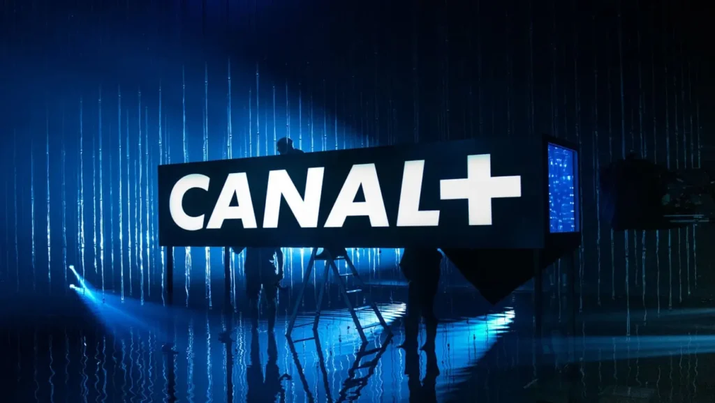 Canal+ menace de rompre sa collaboration avec des figures du cinéma après une pétition contre Bolloré / Canal+