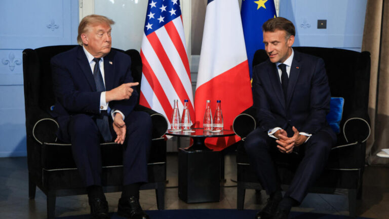 Macron et Trump affichent un dialogue stratégique après le G7 / France 24