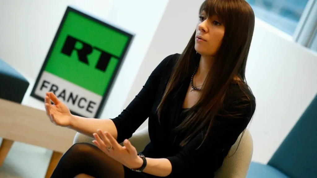 Xenia Fedorova et l’espace médiatique français : débat sur la légitimité d’une porte-voix des récits du Kremlin dans le débat public / AP