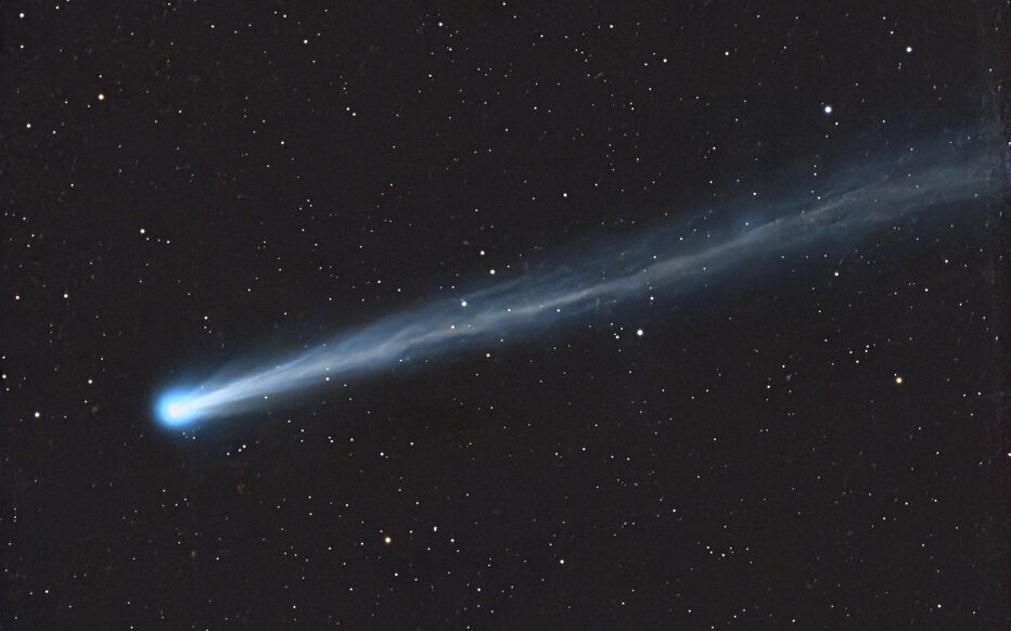 Une boule de feu illumine le ciel nocturne de Paris : un spectaculaire bolide observé au-dessus de la France / lp