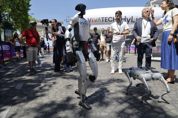 Robots, intelligence artificielle et milliers de visiteurs : Paris transforme les Champs-Élysées en vitrine des technologies du futur / Le Parisien