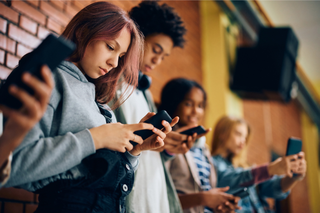 L’Australie peine à appliquer l’interdiction des réseaux sociaux / Toute l'Europe