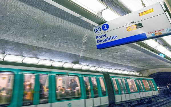 Le trafic des transports en Île-de-France paralysé par la canicule : trains ralentis, suppressions de services et circulation perturbée / depositphotos