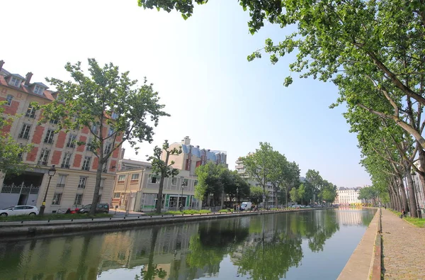 Drame à Paris pendant la vague de chaleur : un homme meurt dans le canal Saint-Martin après une baignade hors de la zone autorisée / depositphotos