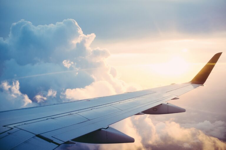 L’UE a évité une pénurie de carburant aérien, mais la hausse des prix pèse sur le secteur de l’aviation / unsplash