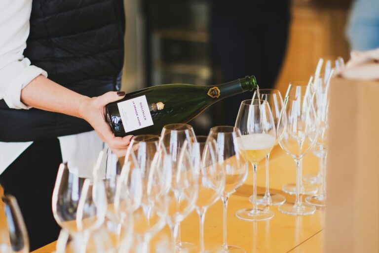 Trump ouvre un nouveau front commercial contre la France : les exportations de vin et de champagne menacées / unsplash