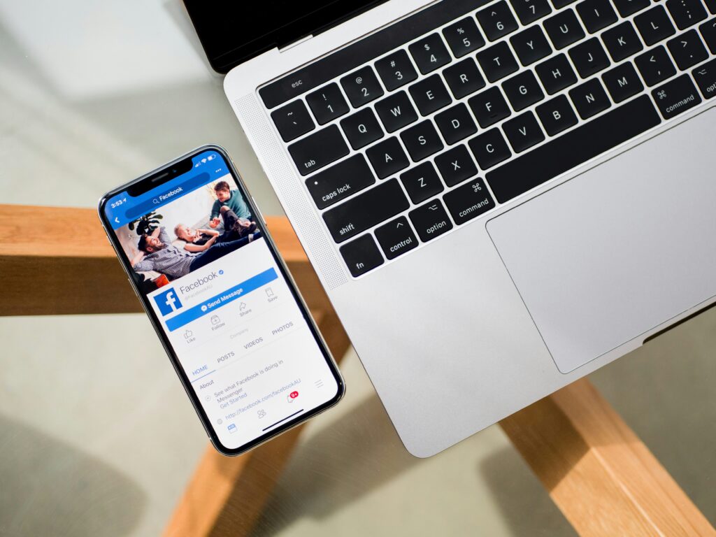 Meta confie de plus en plus la modération à l’intelligence artificielle et réduit progressivement l’intervention humaine / unsplash