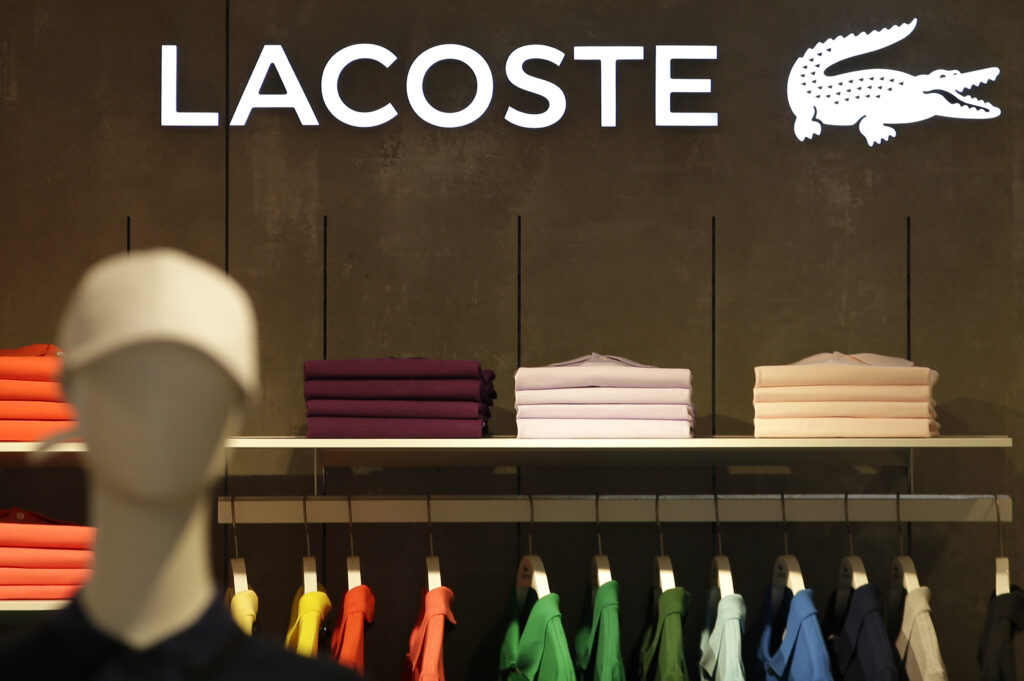 Le conflit entre Shein et Lacoste entre dans une nouvelle phase après une décision provisoire de la justice française / Reuters