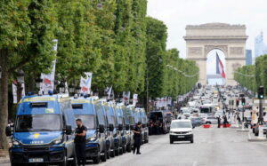 Paris passe en état de sécurité maximale : la France mobilise des milliers de policiers en raison des festivités, du football et de la canicule / LP