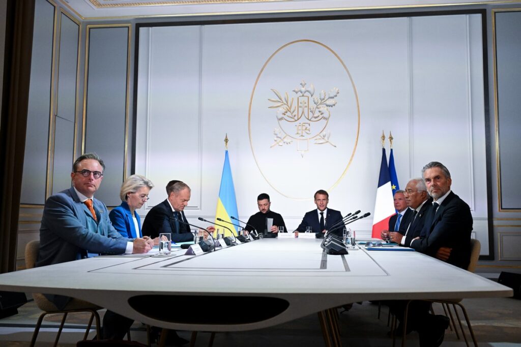 Les alliés de l’Ukraine accélèrent leur coopération militaire lors d’un sommet stratégique organisé à Paris / Toute L'Europe