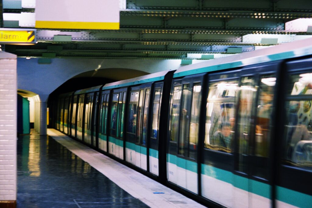 Des incendies près des voies ferrées perturbent fortement le trafic ferroviaire parisien / unsplash
