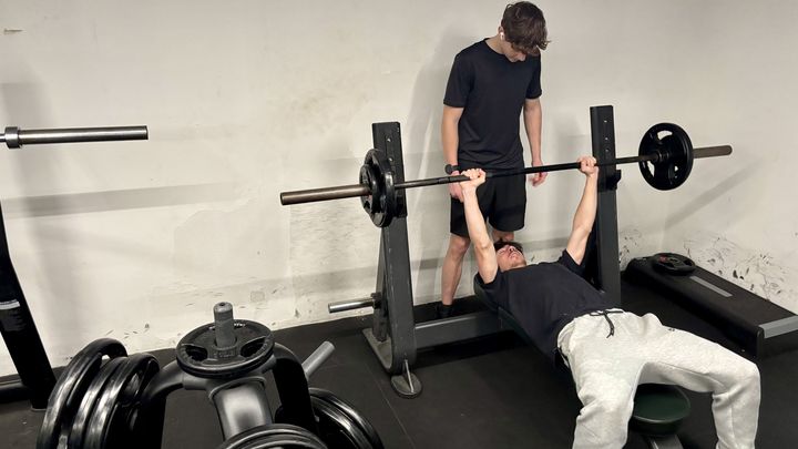 La culture du fitness séduit de plus en plus les jeunes Français et transforme les salles de sport / France Info