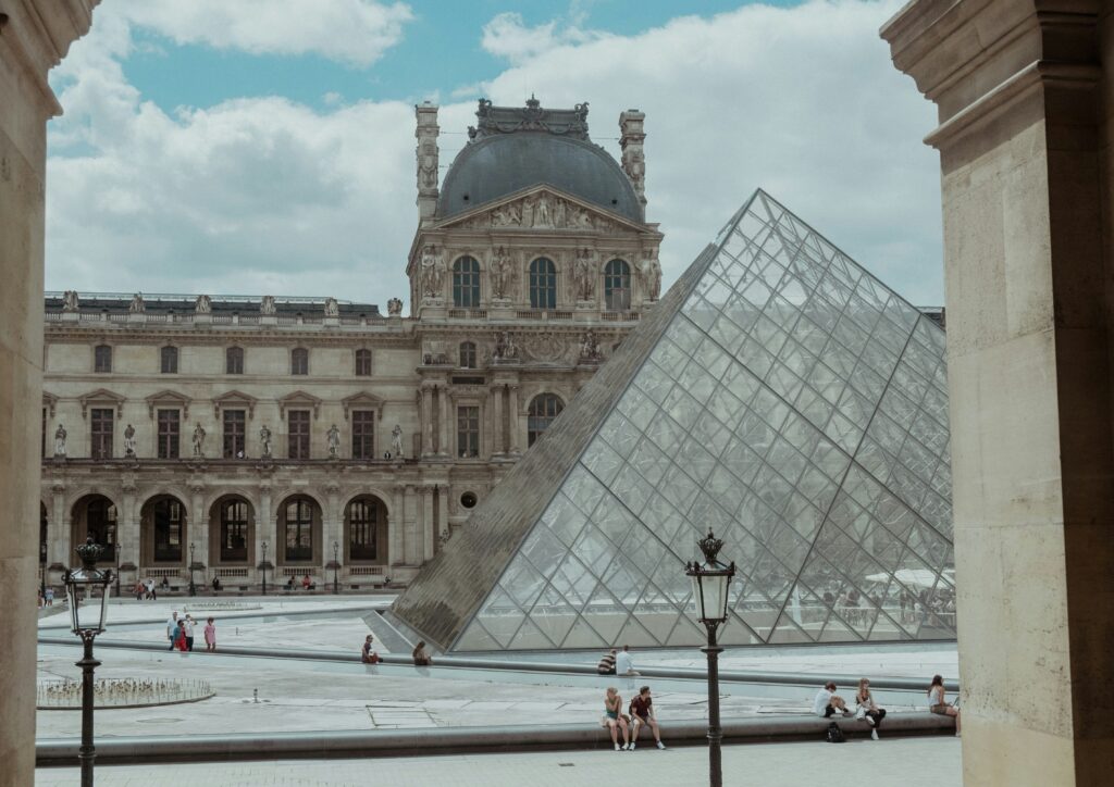 Le Louvre retire les Joyaux de la Couronne de l'exposition après un spectaculaire vol : le musée repense entièrement son dispositif de sécurité / unsplash