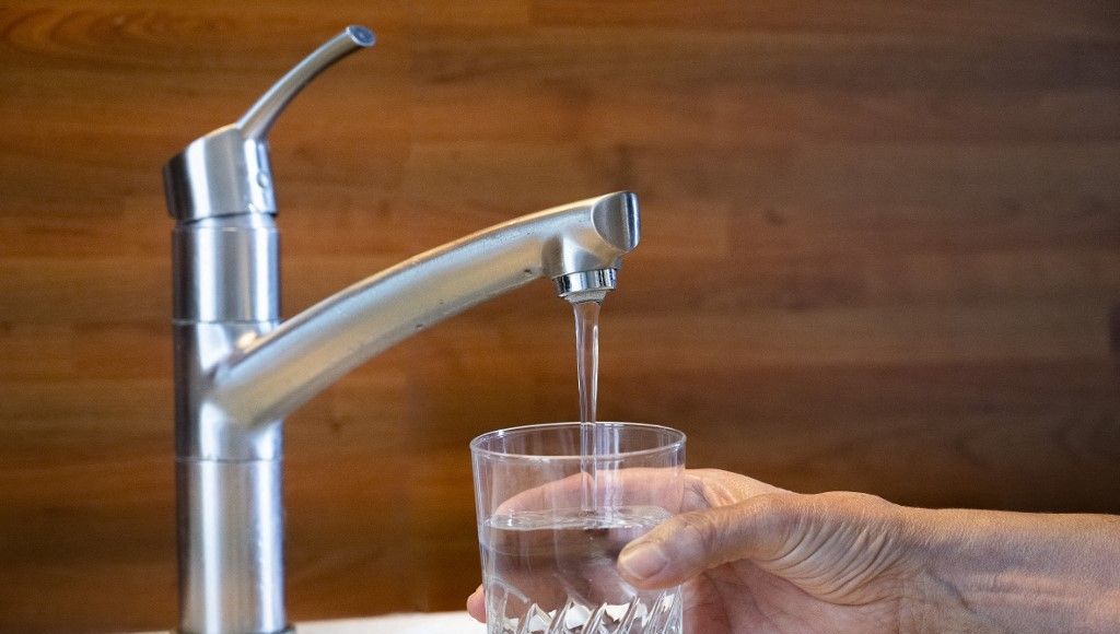 Que contient vraiment l’eau du robinet face à la progression des PFAS et des résidus de pesticides / France Bleu