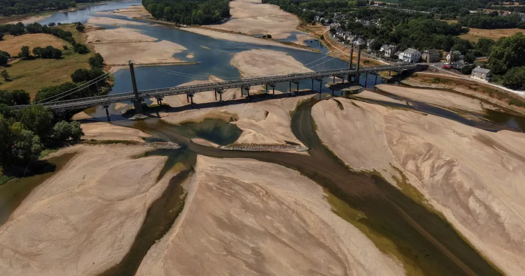 Face à une sécheresse exceptionnelle, les restrictions d’eau se multiplient dans plusieurs territoires / Le Figaro