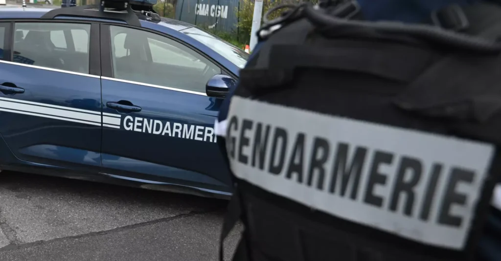 Une enquête ouverte après la découverte de tags néonazis dans plusieurs lieux publics de La Flèche / L'Opinion