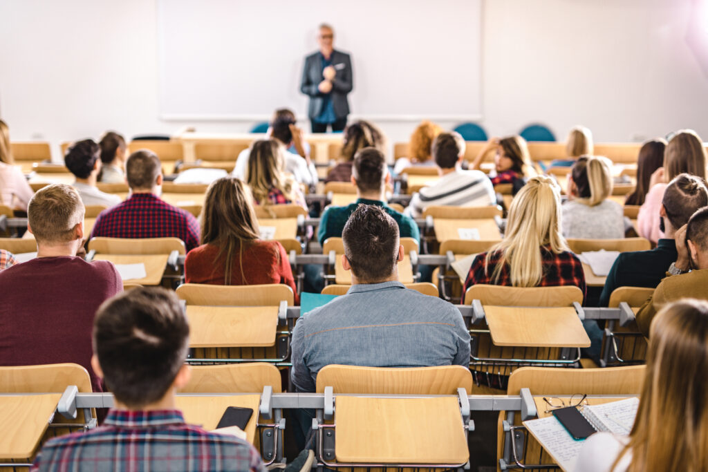 Le coût de la vie étudiante augmente encore en 2026 et dépasse 1 300 euros mensuels selon l’UNEF / ELLE