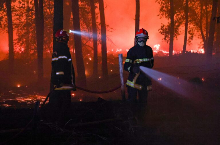 Plus de 500 personnes évacuées face à l’incendie de Luglon dans les Landes / Le Parisien