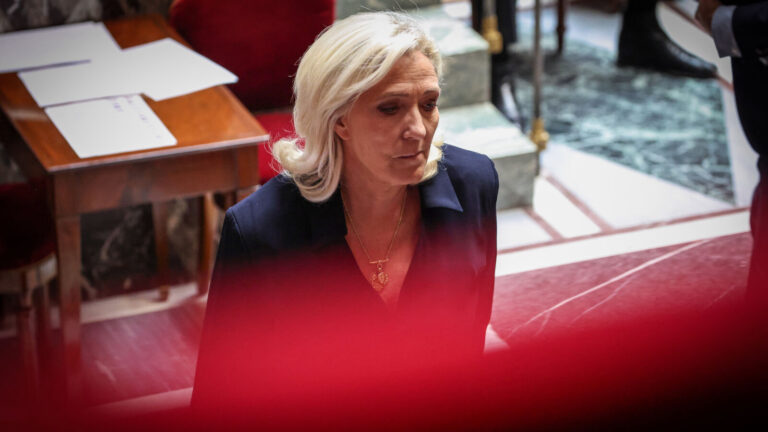 Le référendum constitutionnel de Marine Le Pen ouvre une bataille juridique majeure avant l’élection présidentielle de 2027 / Le Parisien