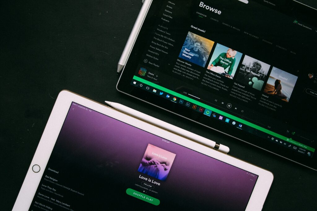 Spotify introduit un marquage spécifique pour les artistes créés à l’aide de l’IA / unsplash
