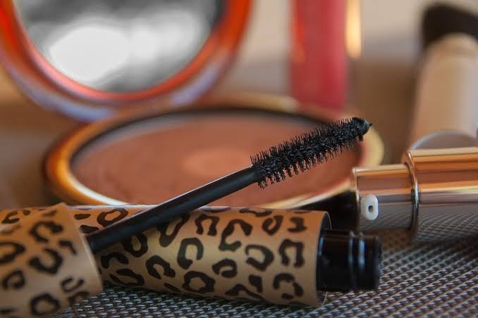 L’interdiction des microplastiques dans les cosmétiques rincés accélère la transformation de l’industrie française de la beauté / Reporterre