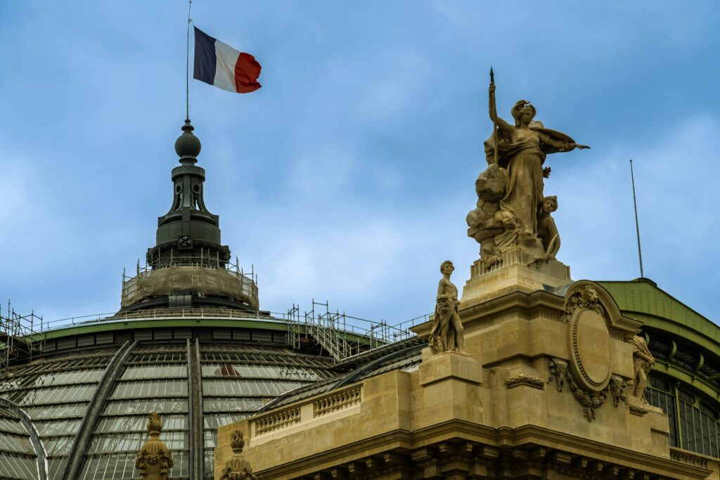 Des opérations clandestines aux attaques sur le territoire : la France se prépare à une guerre hybride plus dure / unsplash