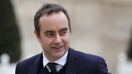 Les grandes entreprises françaises pourraient voir leur surtaxe diminuer dès le prochain budget / FranceInfo