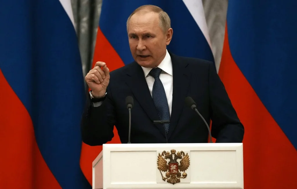 Une enquête sur Vladimir Poutine décrit un pouvoir personnel où la guerre devient un instrument de maintien du régime / 20 Minutes