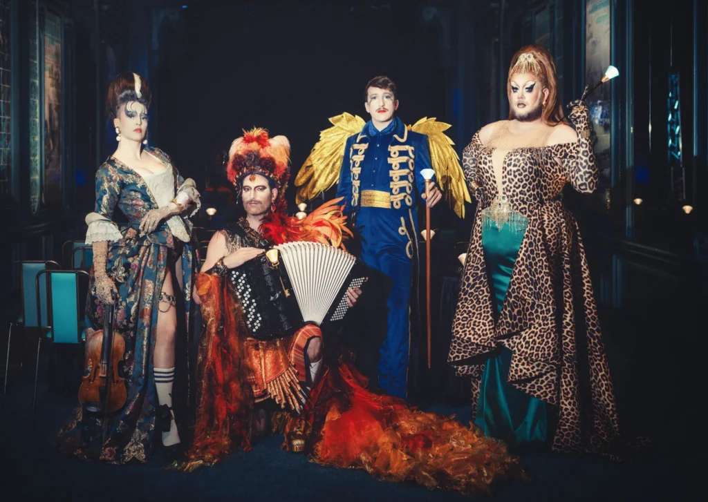 Le ministère de la Culture lance une saison nationale pour montrer le cabaret au-delà des plumes / Radio France