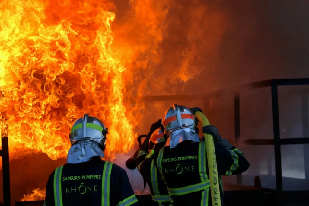 Les pompiers convergent vers Paris pour réclamer davantage de moyens après un été marqué par les incendies / La Croix