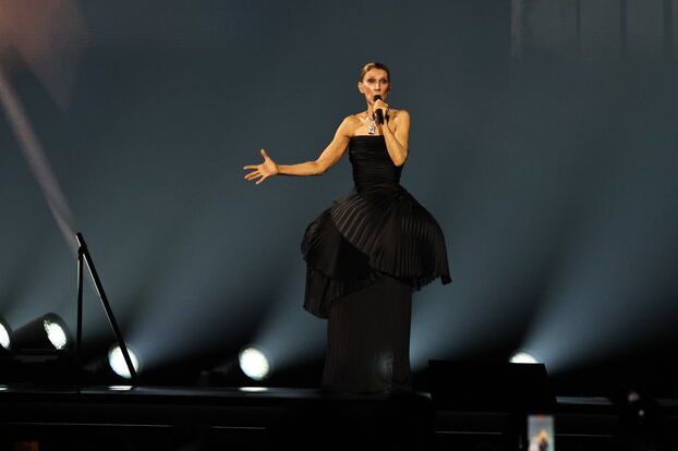 Céline Dion retrouve la scène à Paris : son premier concert rassemble 35 000 spectateurs / LP