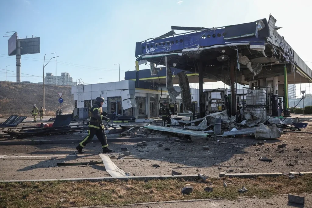Des drones russes frappent deux stations-service à Kyiv et font deux morts parmi les habitants / Ouest-France