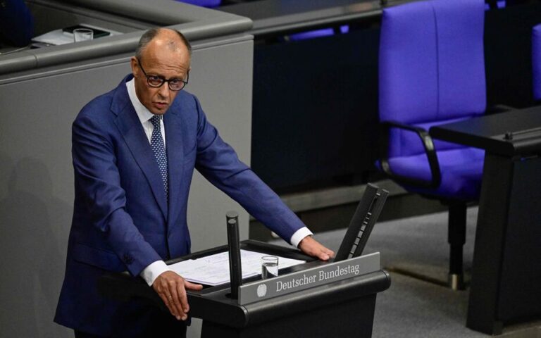 Merz accuse l’AfD de promouvoir un « nettoyage ethnique » après la victoire de l’extrême droite aux élections / afp