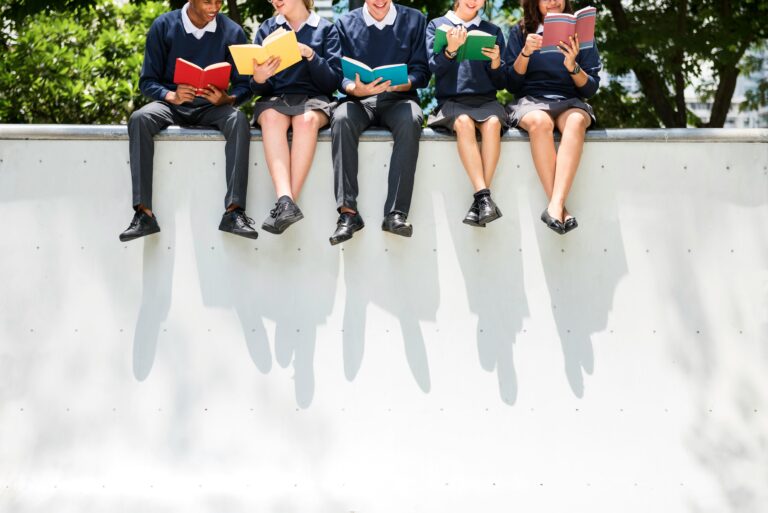 Après les résultats inquiétants de PISA, la France veut ramener les enfants vers les livres : le ministre de l’Éducation prépare une nouvelle initiative / unsplash