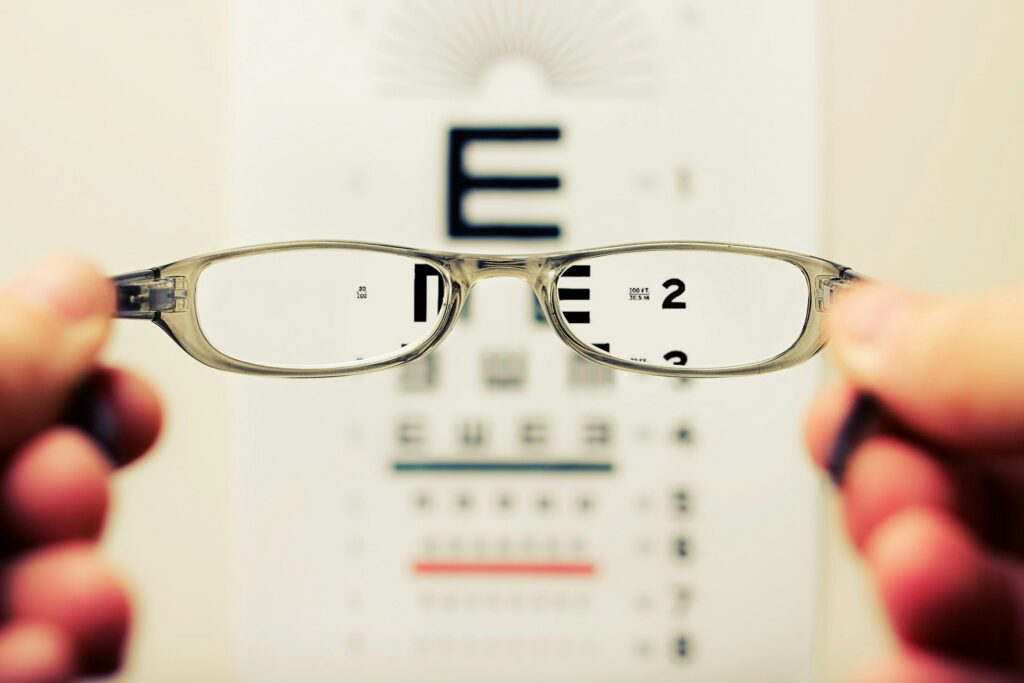 Des lunettes sans passer par le cabinet de l’ophtalmologue : les médecins alertent sur les risques des téléprescriptions en France / unsplash
