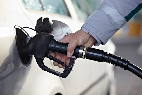 Faire le plein ou recharger : le coût de l’énergie automobile se creuse en France / depositphotos
