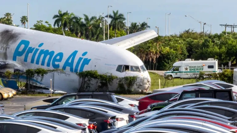 Un Boeing cargo d’Amazon s’écrase à l’atterrissage à Miami : cinq morts / Reuters