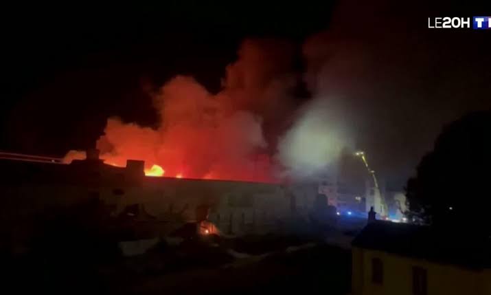 Le Marché du Soleil entièrement détruit par un incendie quelques jours après sa fermeture judiciaire / TF1