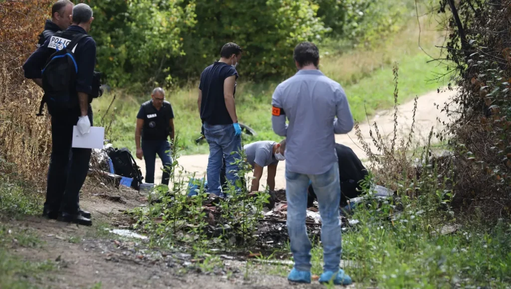 Après une attaque meurtrière dans les Yvelines, les enquêteurs examinent les circonstances et le mobile / Radio France