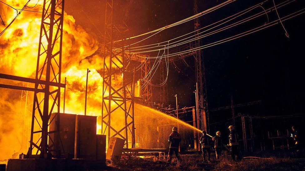 Ni dommages collatéraux ni incidents isolés : la commission de l’ONU qualifie les frappes russes contre le secteur énergétique ukrainien de crimes contre l’humanité / BBC