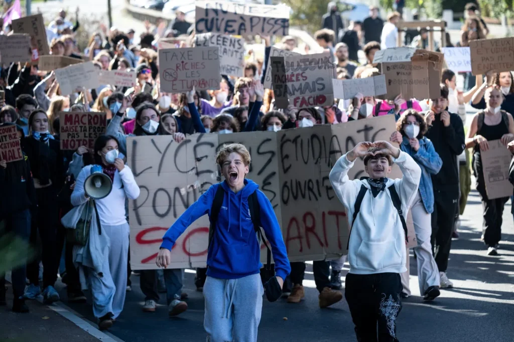 Des lycéens racontent leur première garde à vue après les interpellations survenues pendant les manifestations d'octobre en France / La Croix